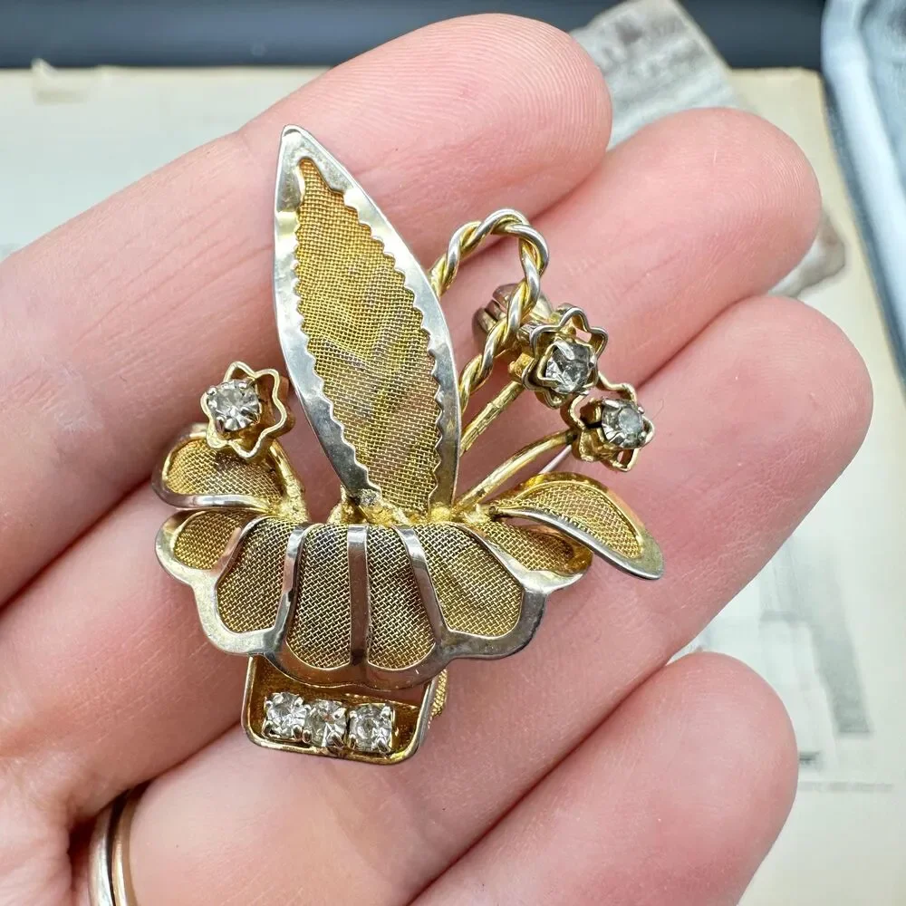 Vintage Gold Tone Mesh Flower Basket Brooch Pin Floral Rhinestone Arrangement